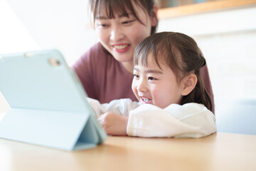 リビングでタブレットを使う家族