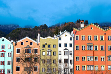 Fototapeta na wymiar Häuserzeile von Mariahilf in Innsbruck (Tirol, Österreich)