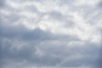 雲の多い空