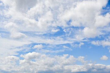 青空と白い雲　コピースペース