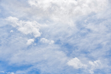 青空と白い雲　コピースペース