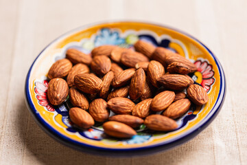 カラフルなお皿に盛られたアーモンド