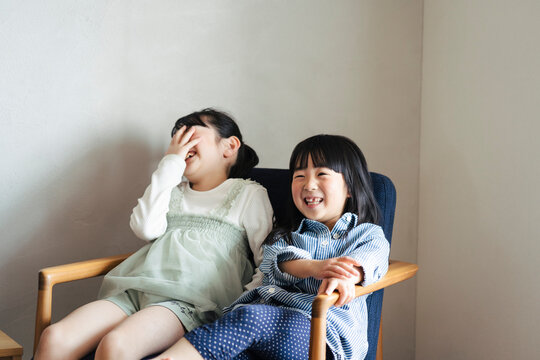 はしゃぐ日本人の女の子