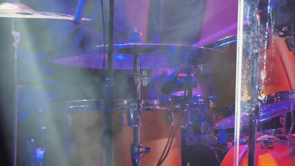 Close-up of a drum kit with various elements: cymbals, drum and drumsticks. The image conveys the essence of music, rhythm and performance.