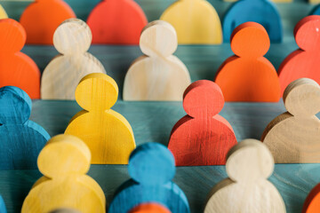 Obraz premium A group of small wooden figures. Corporate business team. Teamwork and community concept