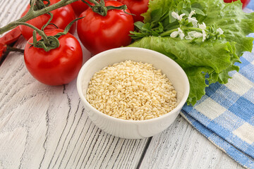 Raw sesame seeds in the bowl