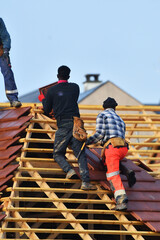 ouvrier couvreur sur un toit d'habitation  - 775623016