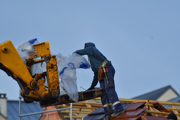 ouvrier couvreur sur un toit d'habitation  - 775623025