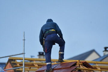 ouvrier couvreur sur un toit d'habitation  - 775623052