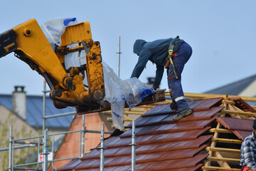 ouvrier couvreur sur un toit d'habitation  - 775623077
