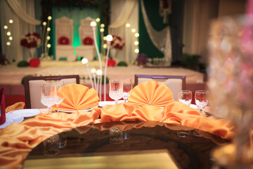 The elegant wedding reception table. Wedding table set up. - obrazy, fototapety, plakaty