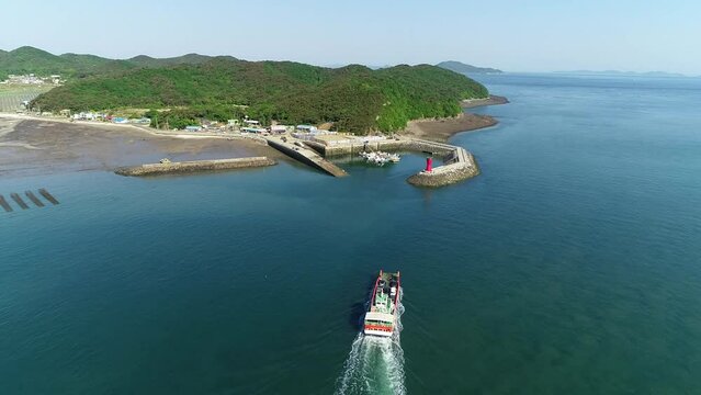 난지도를 향해 자동차를 싣고 잔잔한 바다를 이동하는 여객선 드론촬영