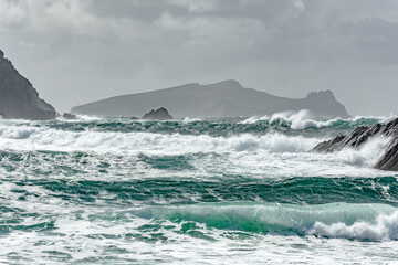 Strand mit hohen Wellen in Irland - Kerry Waymont