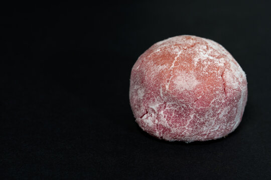 Raspberry flavor panellet with icing sugar