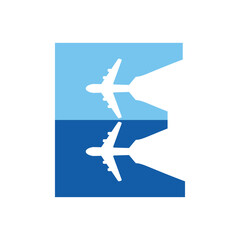 Logo travel. Letra inicial E con silueta de avión en espacio negativo para agencia de viajes