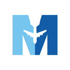 Logo travel. Letra inicial M con silueta de avión en espacio negativo para agencia de viajes - 775750678