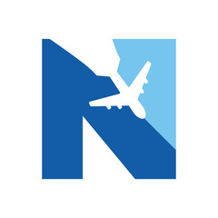 Logo travel. Letra inicial N con silueta de avión en espacio negativo para agencia de viajes - 775750808