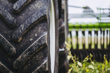 Close-up sur un gros pneu d'un tracteur agricole 