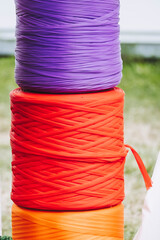 Close-up sur des rouleaux de câbles colorés pour fabriquer une clotûre