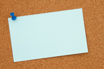 Corkboard with blue note and pushpin background - 775784290