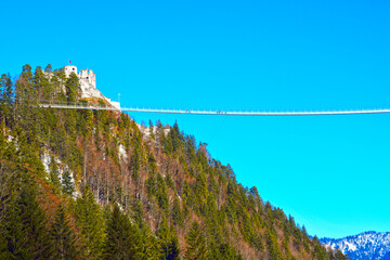 Fußgänger-Hängebrücke bei Klause Reutte in Tirol (Österreich)	
