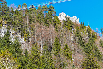 Fußgänger-Hängebrücke bei Klause Reutte in Tirol (Österreich)	
