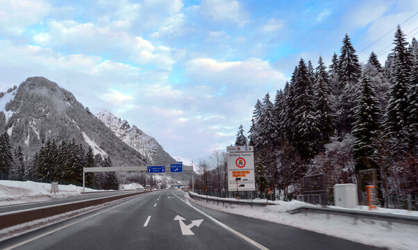Die Arlberg Schnellstra&szlig;e (S16) vor Wald am Arlberg in Vorarlberg/&Ouml;sterreich 