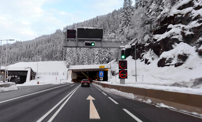 Die Arlberg Schnellstraße (S16) vor dem Arlberg Tunnel in Richtung Innsbruck...