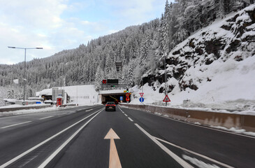 Die Arlberg Schnellstraße (S16) vor dem Arlberg Tunnel in Richtung Innsbruck...