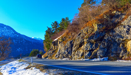 Die Tiroler Straße B 171 vor Imst im österreichischen Bundesland Tirol