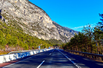 Die Inntal Autobahn A 12 vor Galerie Kirchenriese in Richtung Innsbruck (Tirol/Österreich)