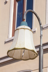 Alter Lampenschirm auf einem Laternenpfahl, Deutschland - 775817816