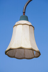 Alter Lampenschirm auf einem Laternenpfahl, Deutschland - 775817853