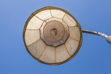 Alter Lampenschirm auf einem Laternenpfahl, Deutschland - 775817855