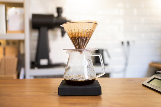 Manual coffee brewing equipment on a scale in a caf&Atilde;&copy;