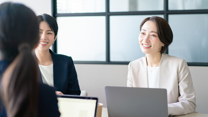 ミーティングするビジネスウーマン