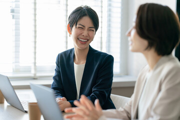 ミーティングで打ち合わせするビジネスウーマン