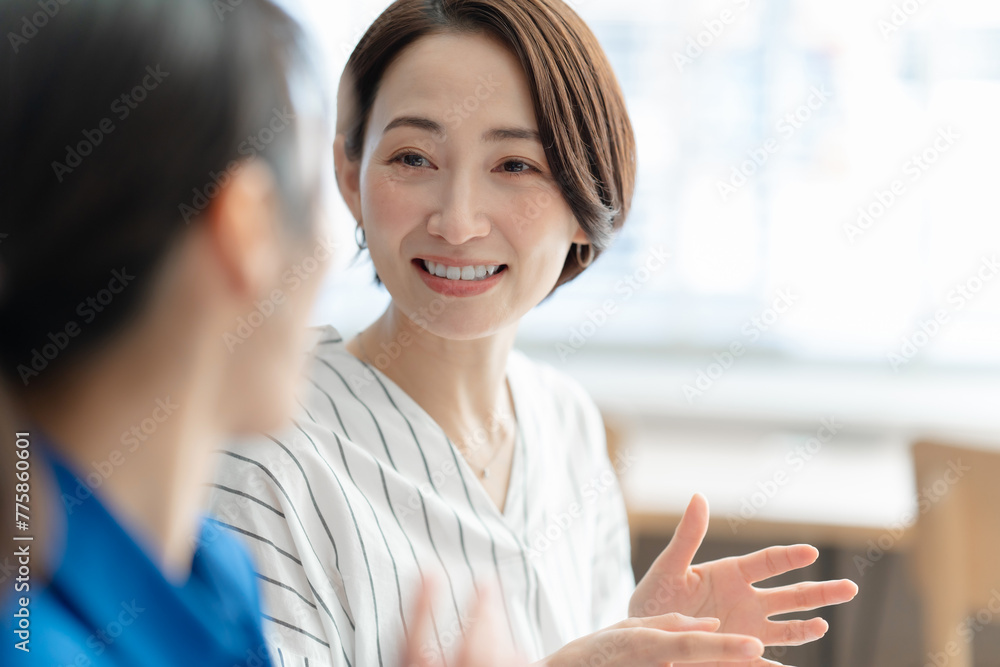 Poster ビジネスについて話し合う女性