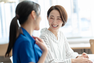 ビジネスについて話し合う女性
