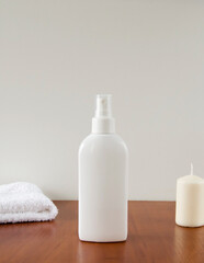 Obraz na płótnie Canvas White cosmetic spray bottle mockup 