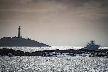 Ardnamurchan Lighthouse with waves crashing - obrazy, fototapety, plakaty