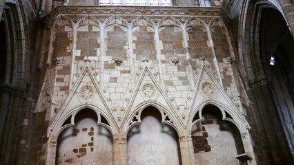 Détail intérieur de la basilique d'Evron dans la Mayenne France Europe - obrazy, fototapety, plakaty