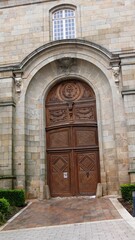Fototapeta na wymiar Porte de la basilique d'Evron dans la Mayenne France Europe