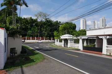 Straße im Villenviertel in Panama-Stadt