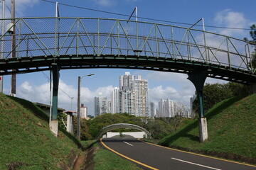 Fußgängerbrücke im Park Omar in Panama Stadt
