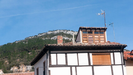 Vista de casas y montes en Oña, Burgos