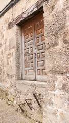 Escalones metálicos en puerta de casa de pueblo © Darío Peña