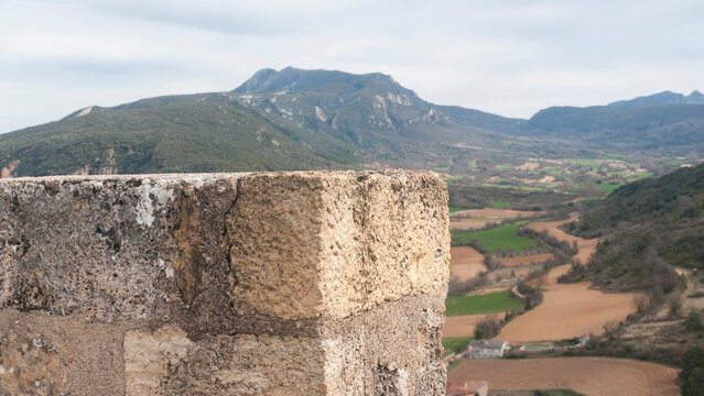 Almena de piedra en valle de Castilla y León