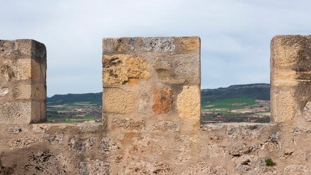 Almena de piedra en valle de Castilla y León