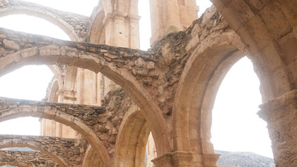 Arcos en monasterio en ruinas en Burgos - obrazy, fototapety, plakaty